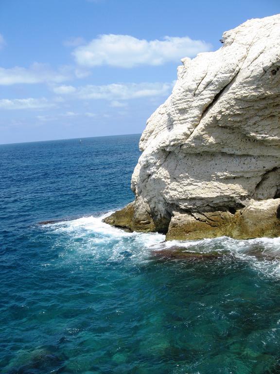 Ha-Aliya Sea View Apartment Nahariya Bagian luar foto